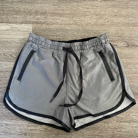Lululemon Athletica Gray Black Athletic Shorts Lightweight - Picture 1 of 5